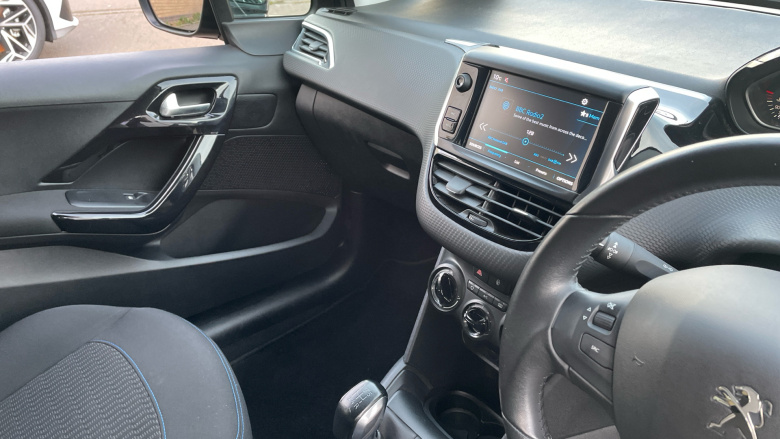 Peugeot 208 1.2 PureTech 82 Signature 5dr [Start Stop] Petrol Hatchback